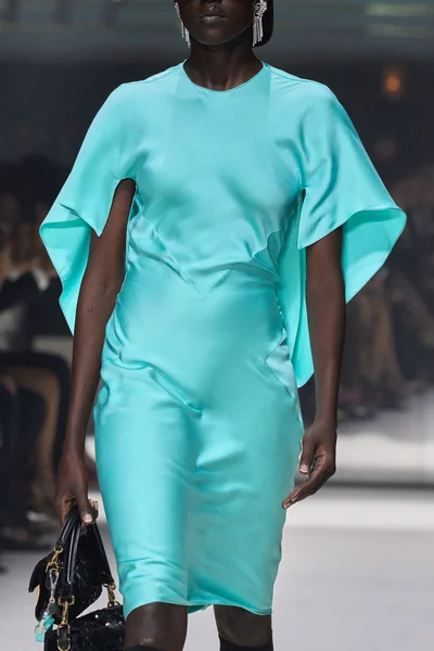 Look 99